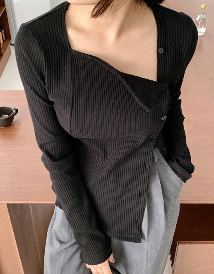 スクエアネックボタン長袖Tシャツ・p001281 レディース 【tops】トップス Tシャツ 長袖 単色 無地 ユニーク スクエアネック 鎖骨 デコルテ ボタン ぼたん スリット 秋 冬 リブ カジュアル ラフ 韓国ファッション MKT