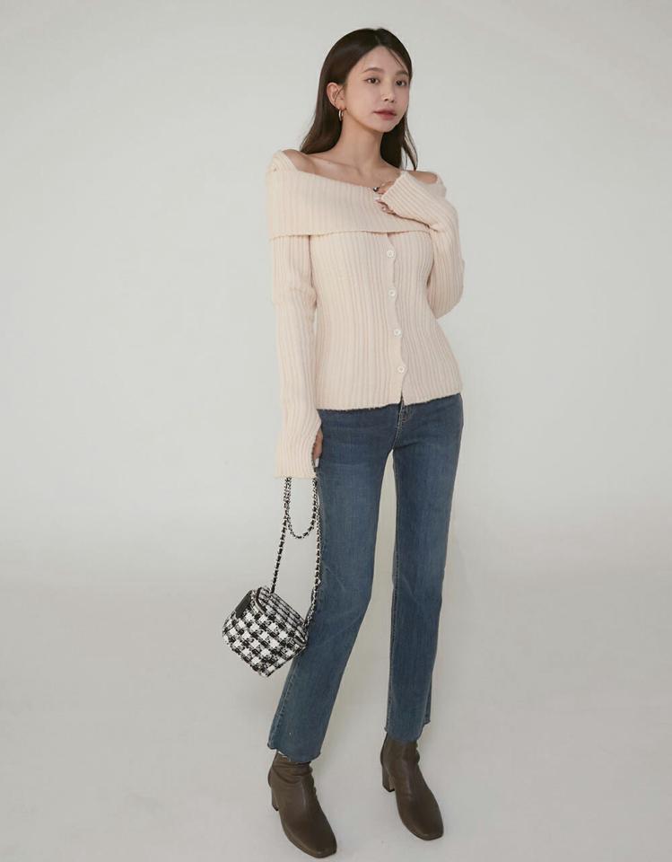 ボタンオフショルリブニット・t00257 レディース 【tops】トップス ニット 大人 オフショルダー 長袖 リブ スリム スリット 鎖骨 デコルテ 大人 シンプル フェミニン カジュアル かわいい 可愛い 秋 冬 韓国ファッション