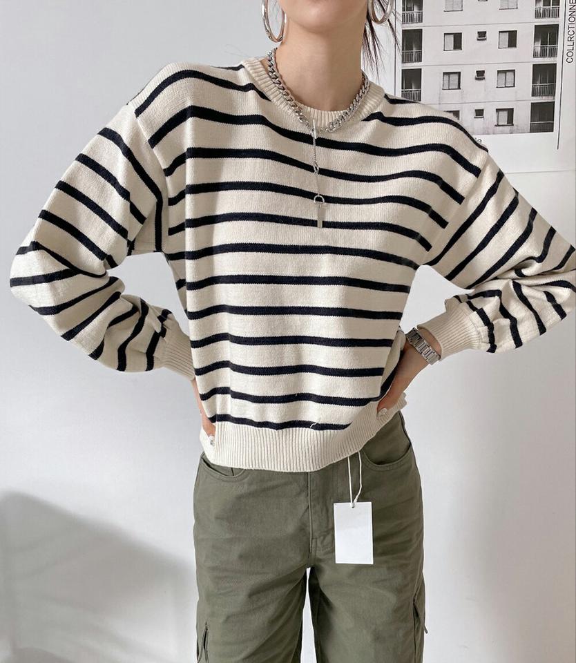ボーダーバックボタンニット・p001435 レディース 【tops】 トップス ニット ラウンドネック 長袖 バルーンスリーブ ドロップショルダー ボーダー リブヘム バックボタン ナチュラルライン ユニーク お出かけ カジュアル 冬 韓国ファッション MKT