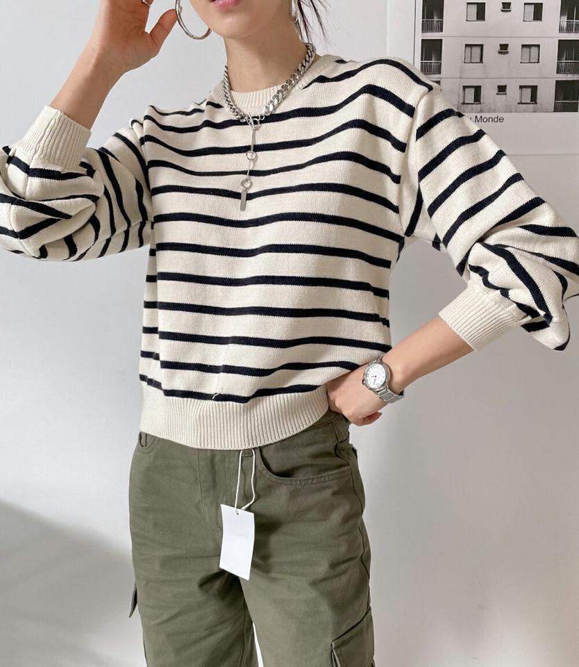 ボーダーバックボタンニット・p001435 レディース 【tops】 トップス ニット ラウンドネック 長袖 バルーンスリーブ ドロップショルダー ボーダー リブヘム バックボタン ナチュラルライン ユニーク お出かけ カジュアル 冬 韓国ファッション MKT