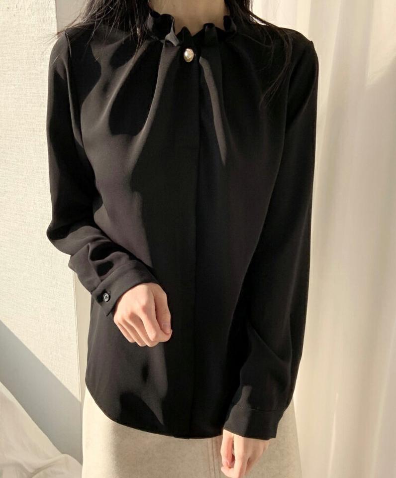 パール調ボタンフリルネックブラウス・p001410 レディース 【bl】ブラウス トップス 長袖 単色 無地 シンプル ベーシック フリル パール調 フェイクパール 秋 冬 フェミニン かわいい 可愛い 上品 高級感 韓国ファッション MKT