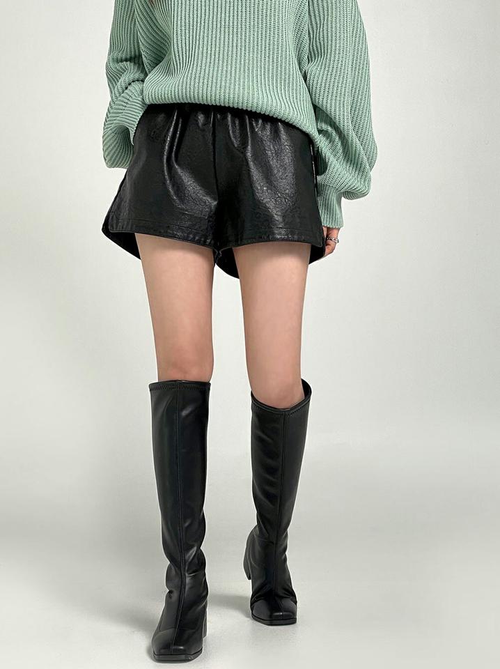 ブラックレザー調ショートパンツ・b00305 レディース 【pt】ボトムス ショート ショートパンツ ブラックカラー クラックレザー調 ハイウエスト スリット ショート丈 ハイウエスト シンプル フェミニン カジュアル 秋 冬 春 韓国ファッション