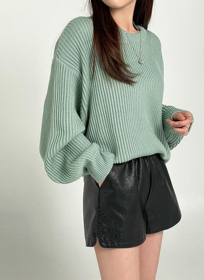 ブラックレザー調ショートパンツ・b00305 レディース 【pt】ボトムス ショート ショートパンツ ブラックカラー クラックレザー調 ハイウエスト スリット ショート丈 ハイウエスト シンプル フェミニン カジュアル 秋 冬 春 韓国ファッション