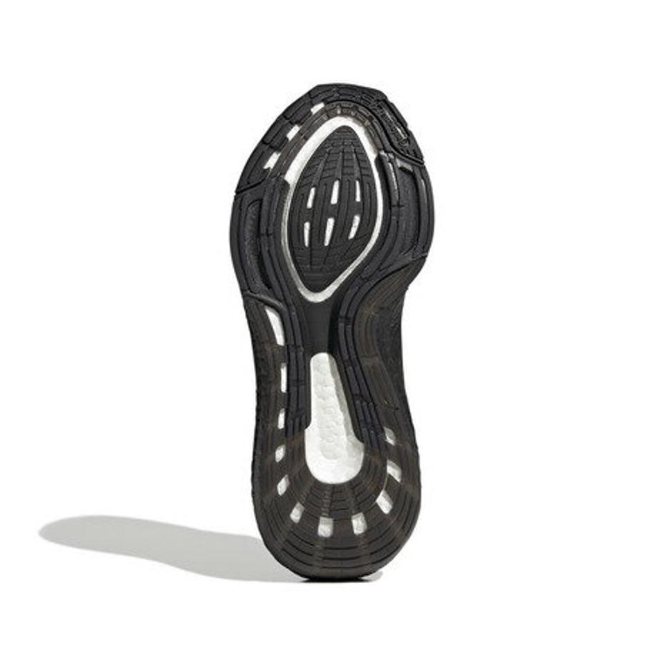 アディダス（adidas）（レディース）ランニングシューズ ジョギングシューズ ウルトラブースト 22 黒 ブラック GX5587 スニーカー 快適 トレーニング 部活
