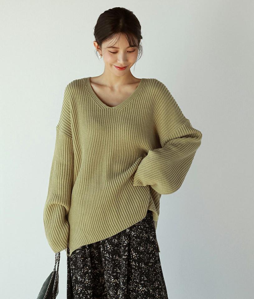 Vネックアンバランスルーズニット・t71733 レディース 【tops】トップス ニット Vネック 長袖 ドロップショルダー アンバランス丈 スリット ルーズ 無地 単色 シンプル 大人 フェミニン カジュアル かわいい 可愛い 秋 冬 春 韓国ファッション