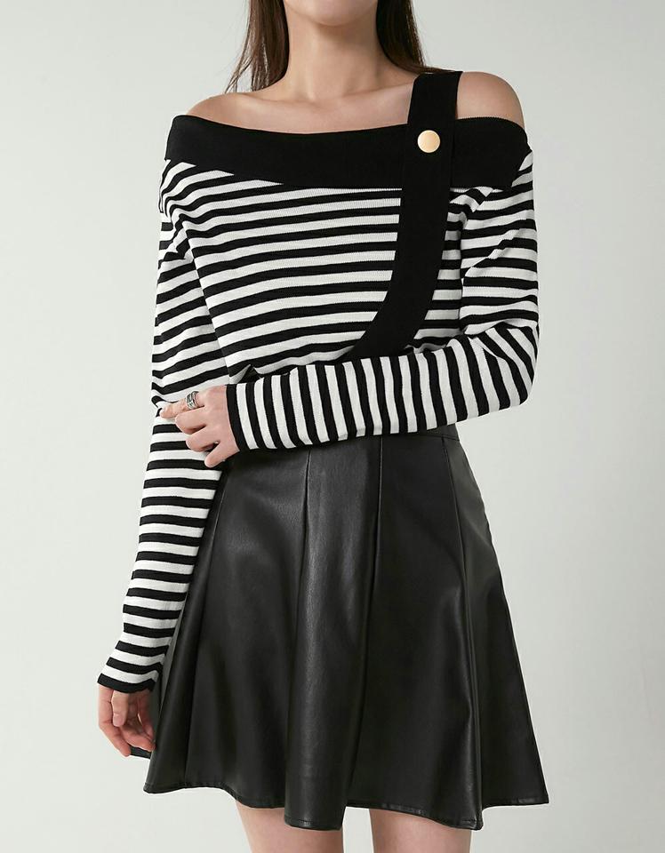 ストラップワンショルボーダーニット・t00316 レディース 【tops】トップス ニット ワンショルダー 長袖 鎖骨 デコルテ ボーダー柄 ストラップ ボタン シンプル 大人 フェミニン カジュアル かわいい 可愛い 秋 冬 春 韓国ファッション