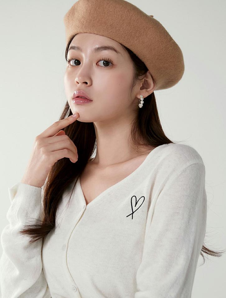 カシミヤ混ハート刺繍カーディガン・t00334 レディース 【cd】トップス カーディガン カーデ 長袖 Vネック ハート刺繍 リブヘム ウール混 カシミヤ混 クロップド丈 シンプル カジュアル フェミニン 可愛い かわいい 秋 冬 春 韓国ファッション