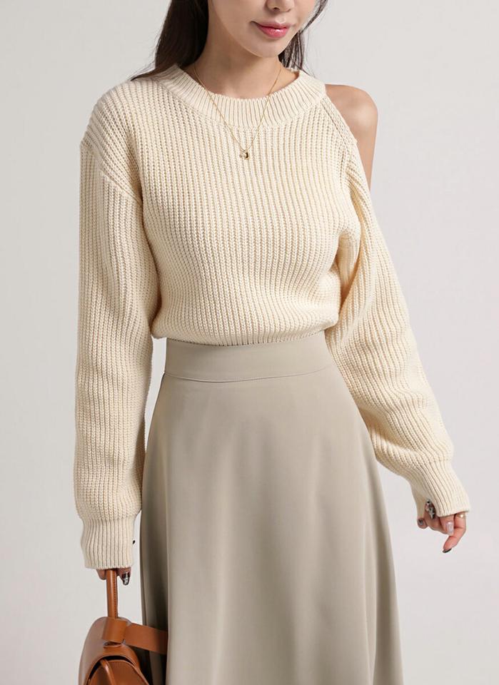 アシメオープンショルダーニット・t00612 レディース 【tops】トップス ニット ラウンドネック 長袖 オープンショルダー ルーズ アシメ クロップド丈 シンプル 大人 フェミニン カジュアル かわいい 可愛い 秋 冬 春 韓国ファッション