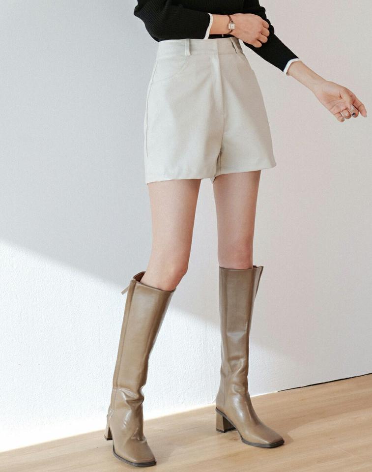 レザー調ホックショートパンツ・t00217 レディース 【pt】ボトムス ショート ショートパンツ レザー調 ホック ベルトループ ハイウエスト ショート丈 無地 単色 シンプル フェミニン カジュアル 秋 冬 春 韓国ファッション