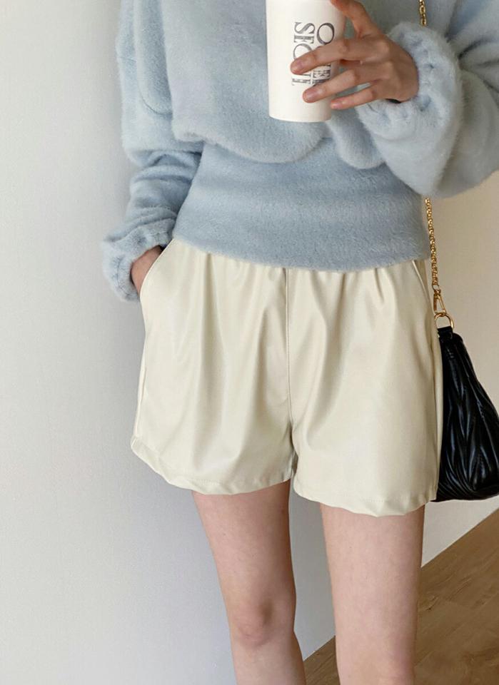 裏起毛レザー調ショートパンツ・t00133 レディース 【pt】ボトムス ショート ショートパンツ ジョガーパンツ レザー調 ウエストゴム ハイウエスト 裏起毛 ショート丈 無地 単色 シンプル フェミニン カジュアル 秋 冬 春 韓国ファッション