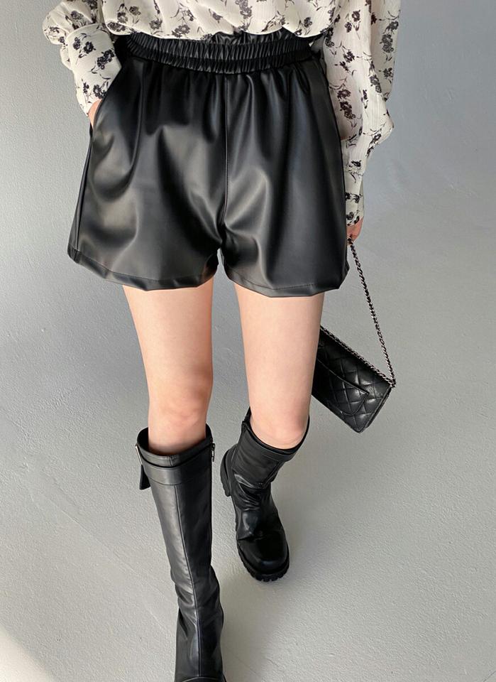 裏起毛レザー調ショートパンツ・t00133 レディース 【pt】ボトムス ショート ショートパンツ ジョガーパンツ レザー調 ウエストゴム ハイウエスト 裏起毛 ショート丈 無地 単色 シンプル フェミニン カジュアル 秋 冬 春 韓国ファッション