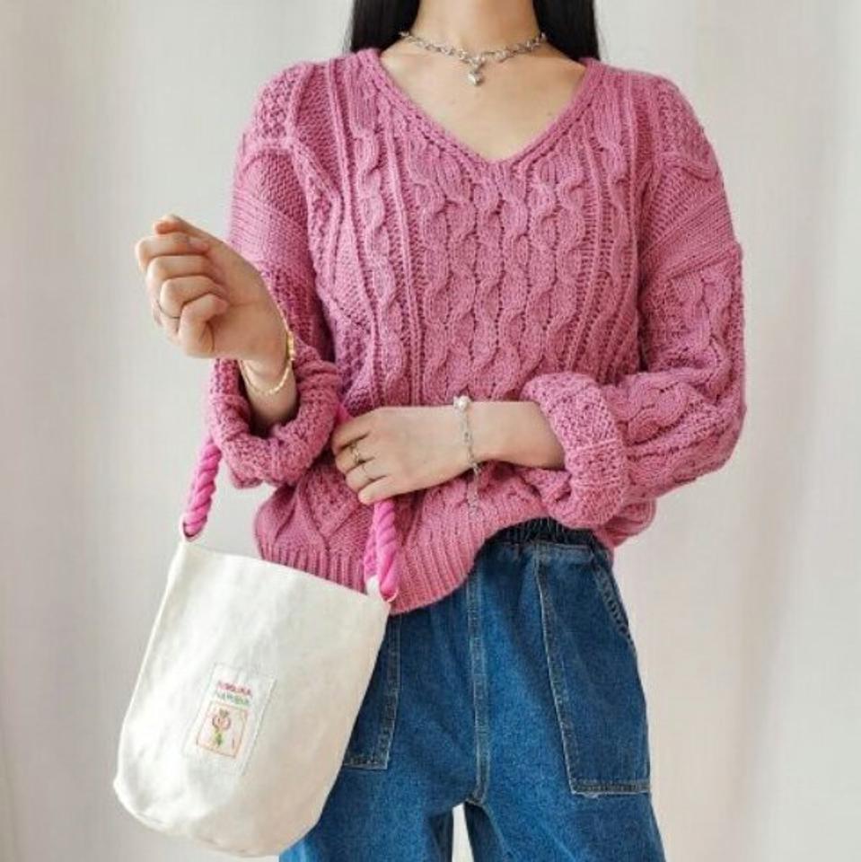 【マラソン特価】Vネックウェーブケーブルニット・p002441 レディース 【tops】ニット 長袖 トップス 単色 柄 模様 ケーブル編み ケーブルニット Vネック 鎖骨 デコルテ ドロップショルダー ルーズ 秋 冬 カジュアル ラフ ピンク 韓国ファッション MKT セール
