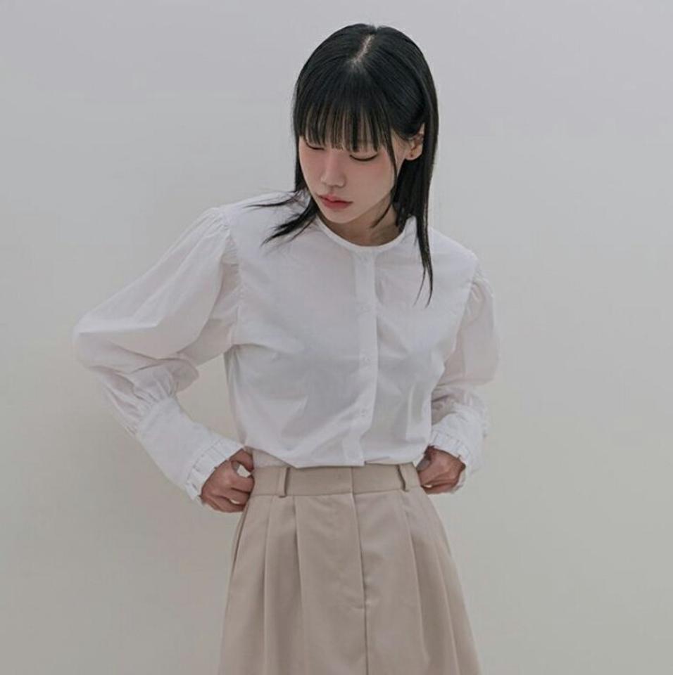 プリーツカフスノーカラーブラウス・p002432 レディース 【bl】 韓国ファッション トップス ブラウス ラウンドネック 長袖 パフスリーブ パフ袖 ぼわん袖 袖コン ボタン 前開 ルーズ コットン100 綿100 無地 カジュアル 秋 冬 MKT