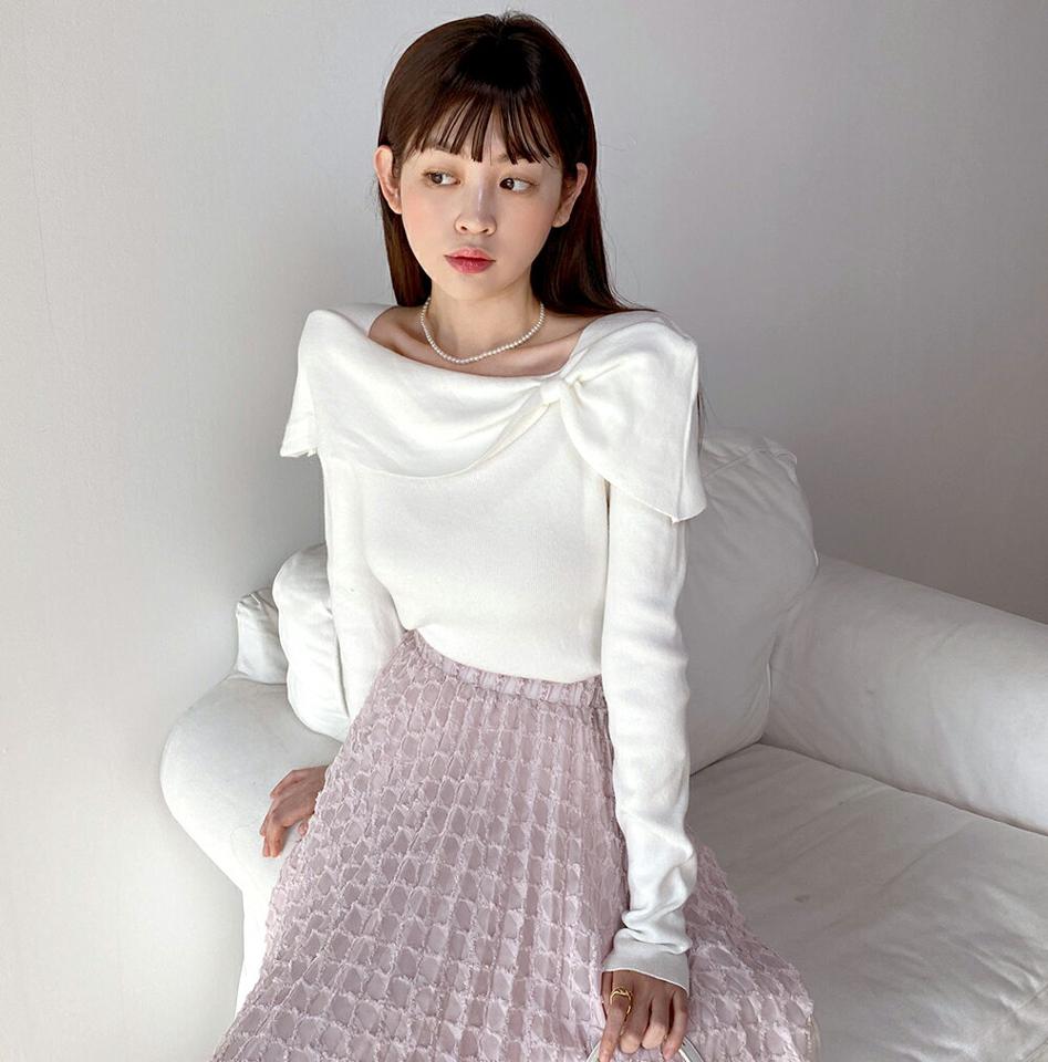 ショルダーリボン長袖ニット・t00333 レディース 【tops】トップス ニット スクエアネック 長袖 リブ リボン 鎖骨 デコルテ 無地 単色 シンプル ユニーク 大人 カジュアル フェミニン 可愛い かわいい 秋 冬 春 韓国ファッション