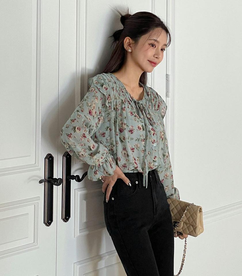 花柄シャーリングリボンブラウス・t71779 レディース 【bl】トップス ブラウス スリットネック 長袖 花柄 フラワー フローラル パフ リボン ショルダーフリル シャーリング かわいい 可愛い カジュアル フェミニン 秋 冬 春 韓国ファッション
