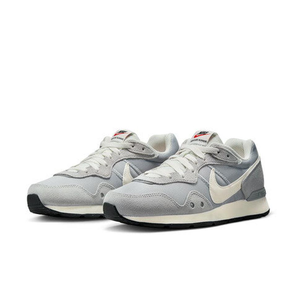 ナイキ（NIKE）（レディース）スニーカー スポーツシューズ ウィメンズ ベンチャー ランナー グレー CK2948-008 快適 タウン 普段履き 学生 登校 通勤 紐靴