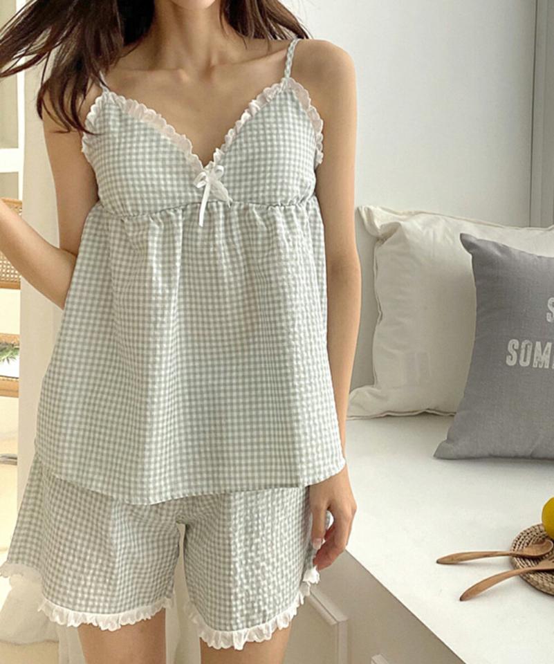 チェックカップキャミパジャマSET・p002660 レディース 【uw】セット パジャマ 2点 set キャミソール カップ付き 柄 模様 チェック Vネック フリル パンツ ショート丈 パステル 短パン 春 夏 キュート かわいい 可愛い 韓国ファッション MKT