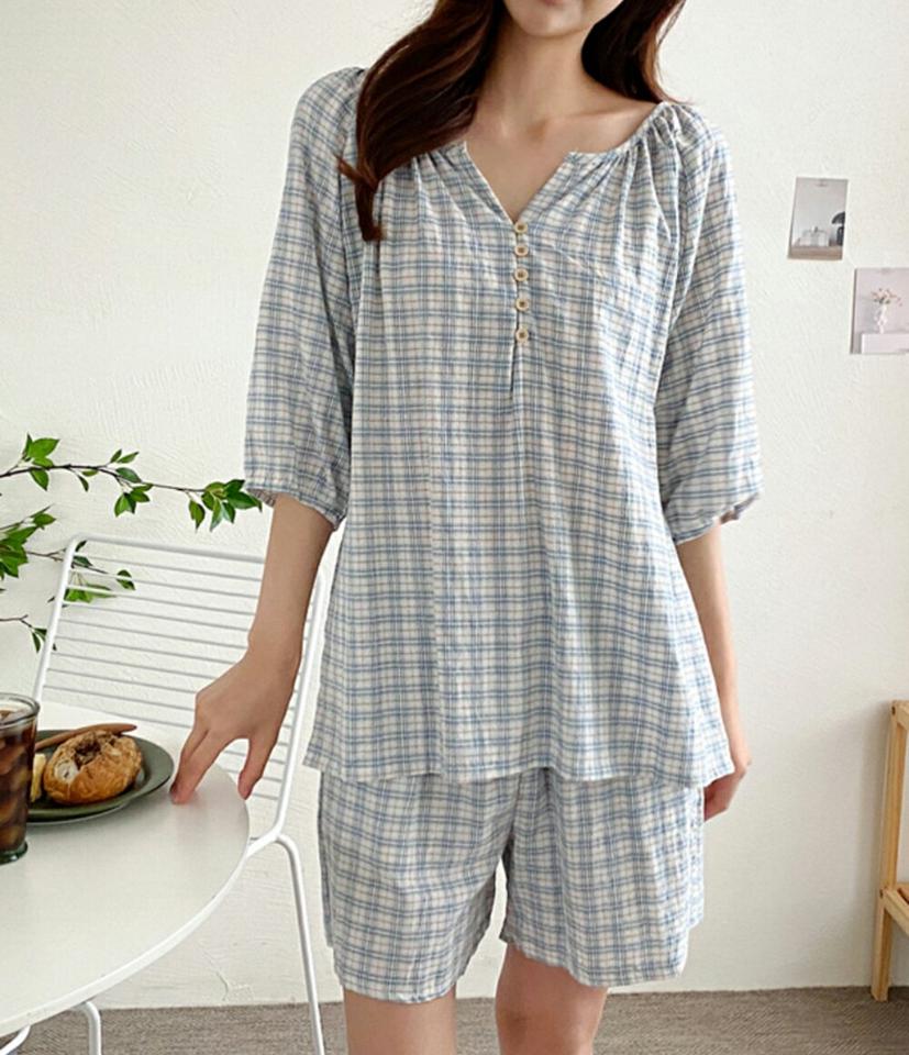 チェックボタンパジャマSET・p002656 レディース 【uw】セット パジャマ 部屋着 寝巻 ルームウェア トップス 七分袖 7分袖 柄 模様 チェック 鎖骨 デコルテ パンツ ショート丈 短パン 春 夏 パステル キュート 韓国ファッション MKT