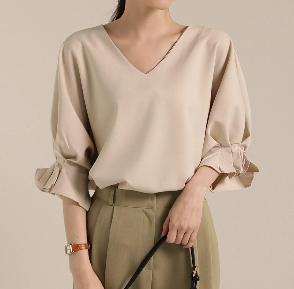 ≪人気商品再入荷≫タックドルマンパフブラウス・t00418 レディース 【bl】トップス ブラウス Vネック 7分袖 ドルマンスリーブ 袖口タック 無地 単色 シンプル 大人 かわいい 可愛い カジュアル フェミニン 秋 冬 春 韓国ファッション