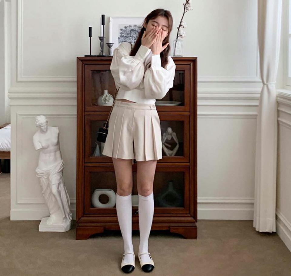 フロントツータックショートパンツ・p002967 レディース 【pt】 韓国ファッション ボトムス パンツ ショート丈 ミニ丈 ハイウエスト ハイライズ プリーツパンツ フレア 無地 カジュアル 春 秋 MKT