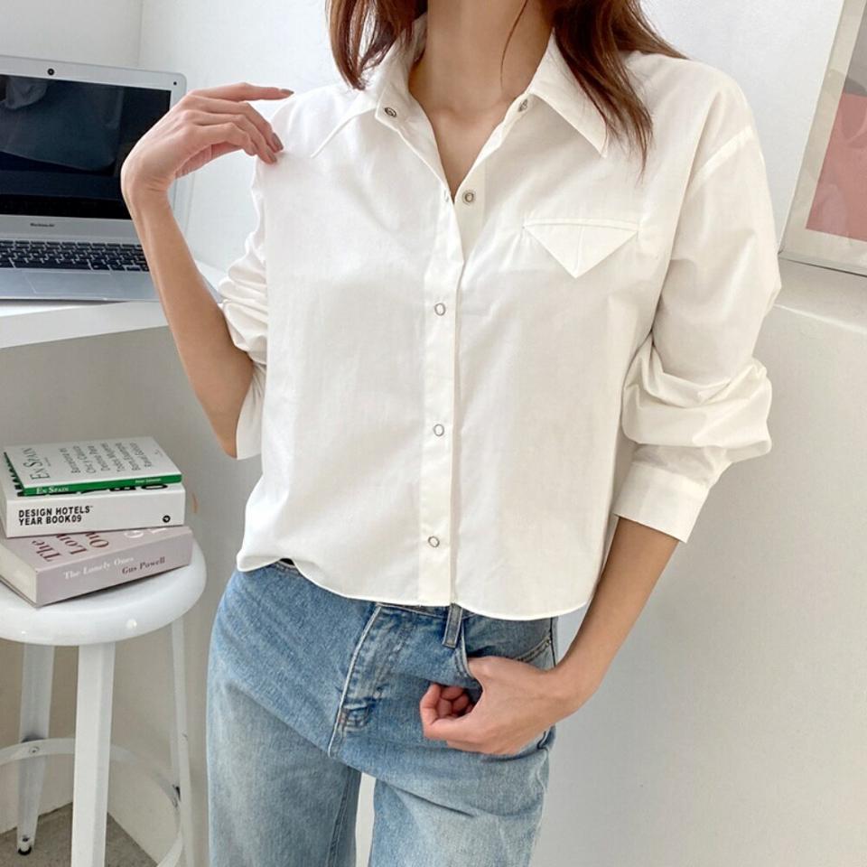 フラップコットンクロップドシャツ・p002787 レディース 【bl】シャツ トップス 長袖 単色 無地 シンプル ベーシック クロップド丈 フラップ 襟 コットン 綿 秋 冬 カジュアル ラフ 韓国ファッション MKT