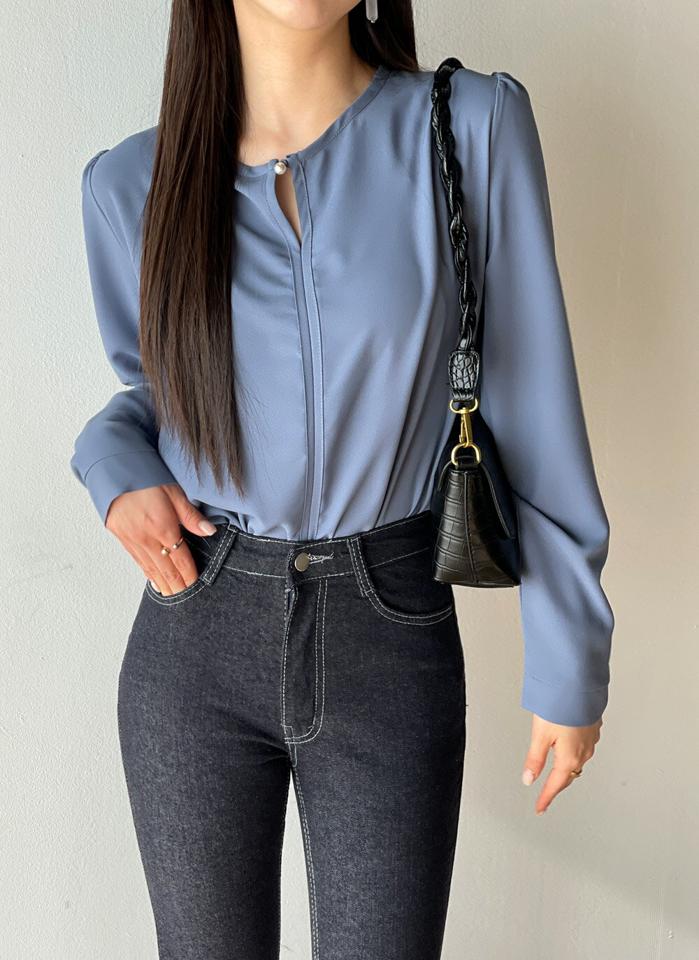 パール調ボタンスリットネックブラウス・b00413 レディース 【bl】トップス ブラウス ラウンドネック 長袖 パフ ネックスリット ギャザー パール調ボタン 無地 単色 シンプル 大人 かわいい 可愛い カジュアル フェミニン 秋 冬 春 韓国ファッション