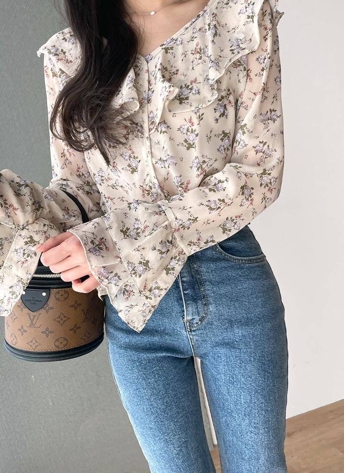 花柄アンバランスフリルブラウス・t00435 レディース 【bl】トップス ブラウス フリルVネック 長袖 ベルスリーブ 花柄 フローラル フラワー アンバランスヘム シンプル 大人 かわいい 可愛い カジュアル フェミニン 秋 冬 春 韓国ファッション