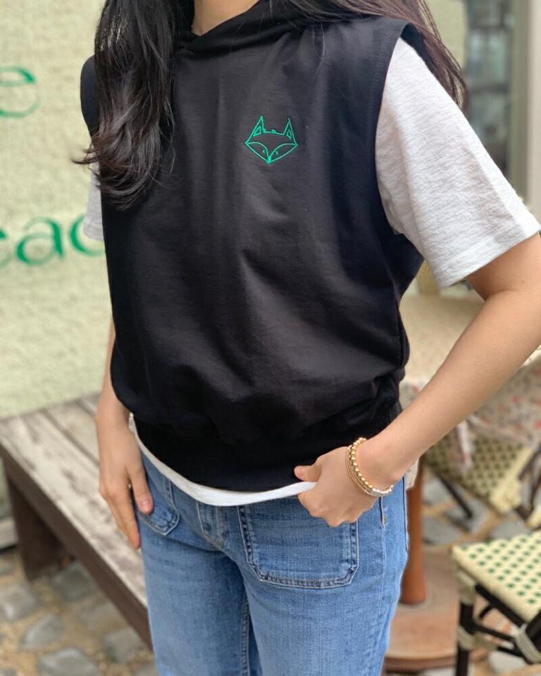 フォックス刺繍フードノースリーブ・p003159 レディース 【tops】トップス ノースリーブ スリーブレス フード フーディ 柄 模様 刺繍 狐 きつね フォックス キャラクター 春 夏 秋 カジュアル ラフ かわいい 韓国ファッション MKT
