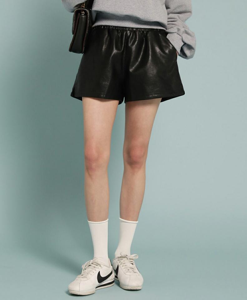 レザー調イージーショートパンツ・t00226 レディース 【pt】ボトムス ショート ショートパンツ レザー調 ウエストゴム ショート丈 スリット 無地 単色 シンプル フェミニン カジュアル 可愛い かわいい 春 秋 韓国ファッション