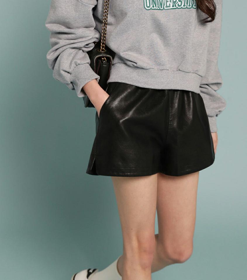 レザー調イージーショートパンツ・t00226 レディース 【pt】ボトムス ショート ショートパンツ レザー調 ウエストゴム ショート丈 スリット 無地 単色 シンプル フェミニン カジュアル 可愛い かわいい 春 秋 韓国ファッション