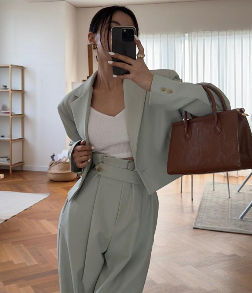 アジャストボタンフリルスラックス・p002827 レディース 【pt】パンツ ロング丈 単色 無地 シンプル ベーシック スラックス ワイド パステル タック ハイウエスト 春 秋 冬 フリル かわいい 可愛い フルレングス 大人 韓国ファッション MKT