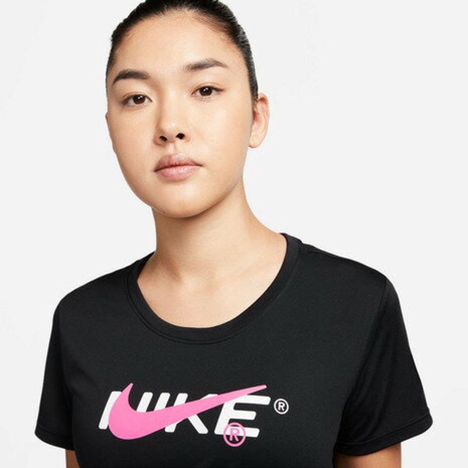 ナイキ(NIKE)(レディース)Tシャツ トップス 半袖 黒 ウィメンズ ワン ドライフィット STD グラフィック 半袖Tシャツ トップ DX0095-010 スポーツウェア