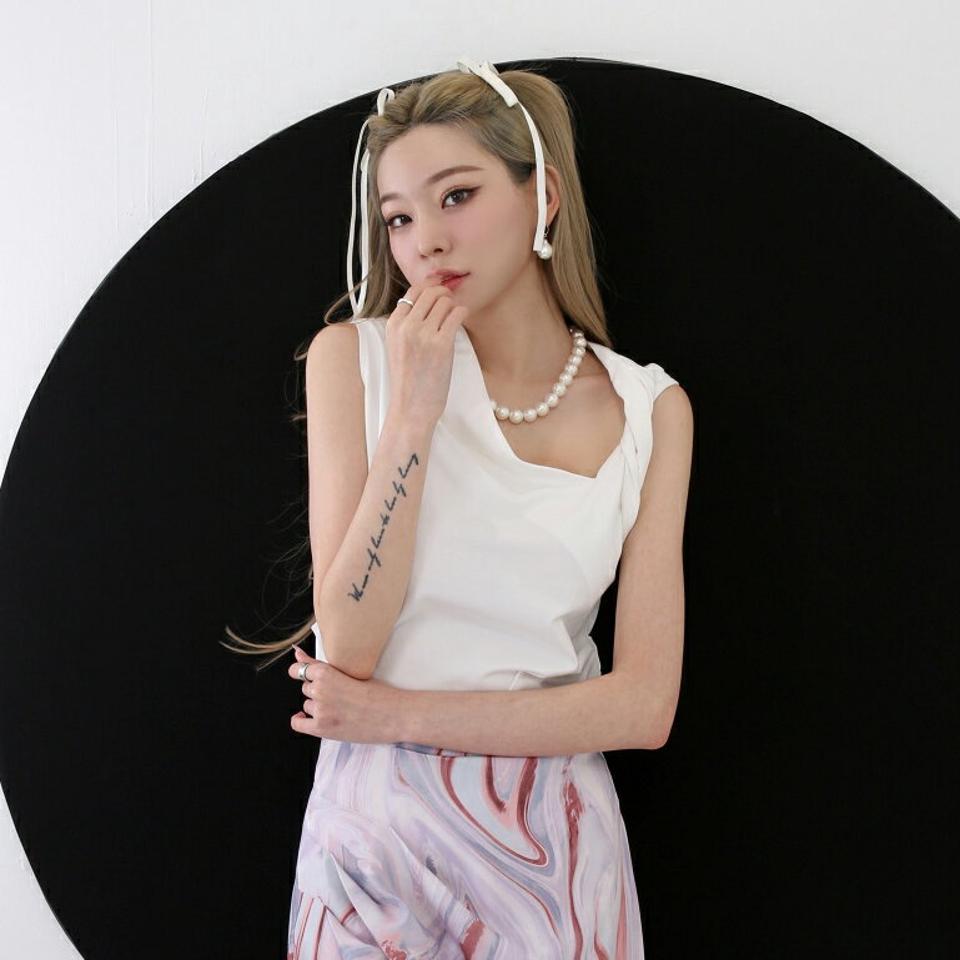 ツイストノースリーブ・p003505 レディース 【tops】 韓国ファッション トップス ノースリーブ アンバランスネック ツイスト ドレープ セミクロップド ナチュラルライン コットン 無地 お出かけ ホワイト ブラック ユニーク 春 夏 カジュアル MKT