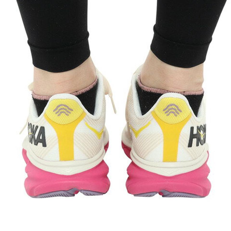 ホカ（HOKA）（レディース）ランニングシューズ クリフトン 9 ホワイト ピンク 1127896-EBDB スニーカー トレーニング ジョギング ロード 厚底