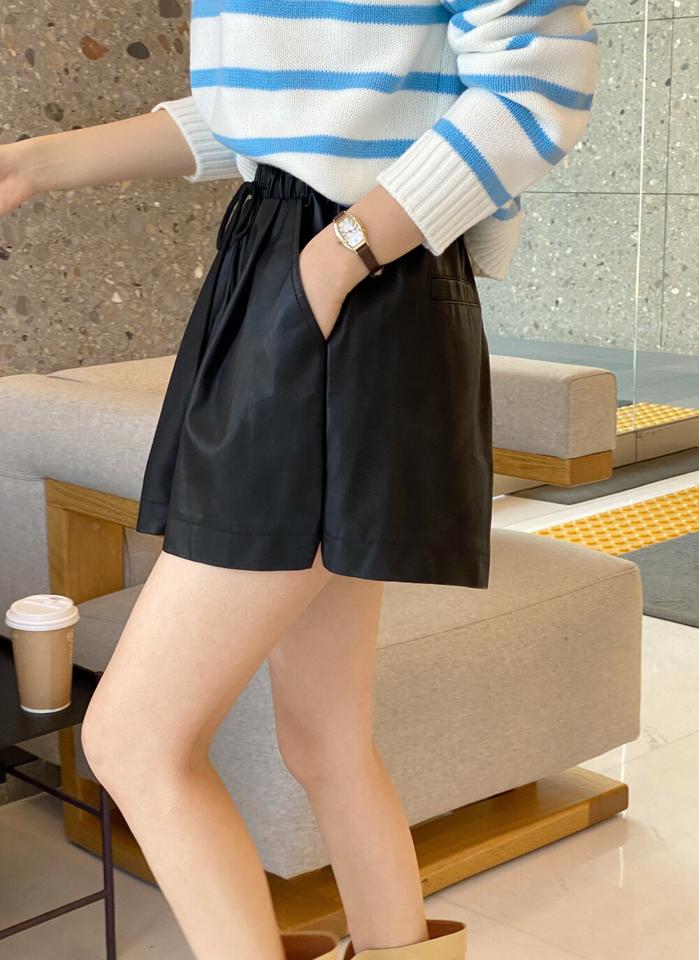 ストリング付レザー調ショートパンツ・t00262 レディース 【pt】ボトムス ショート ショートパンツ ドローストリング レザー調 ショート丈 無地 単色 シンプル フェミニン カジュアル 可愛い かわいい 春 秋 韓国ファッション