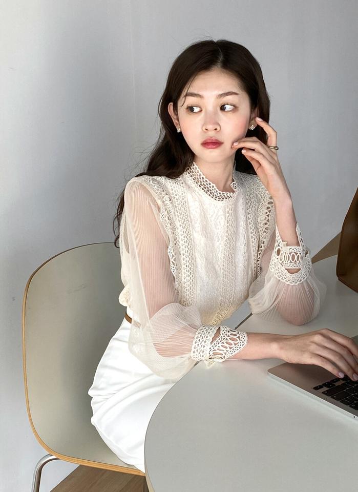 シアースリーブレースブラウス・b00473 レディース 【tops】 韓国ファッション トップス ブラウス 長袖 シアー レース ハーフネック ペイズリー プリーツ スリット 裏地付き 春 お出かけ カジュアル