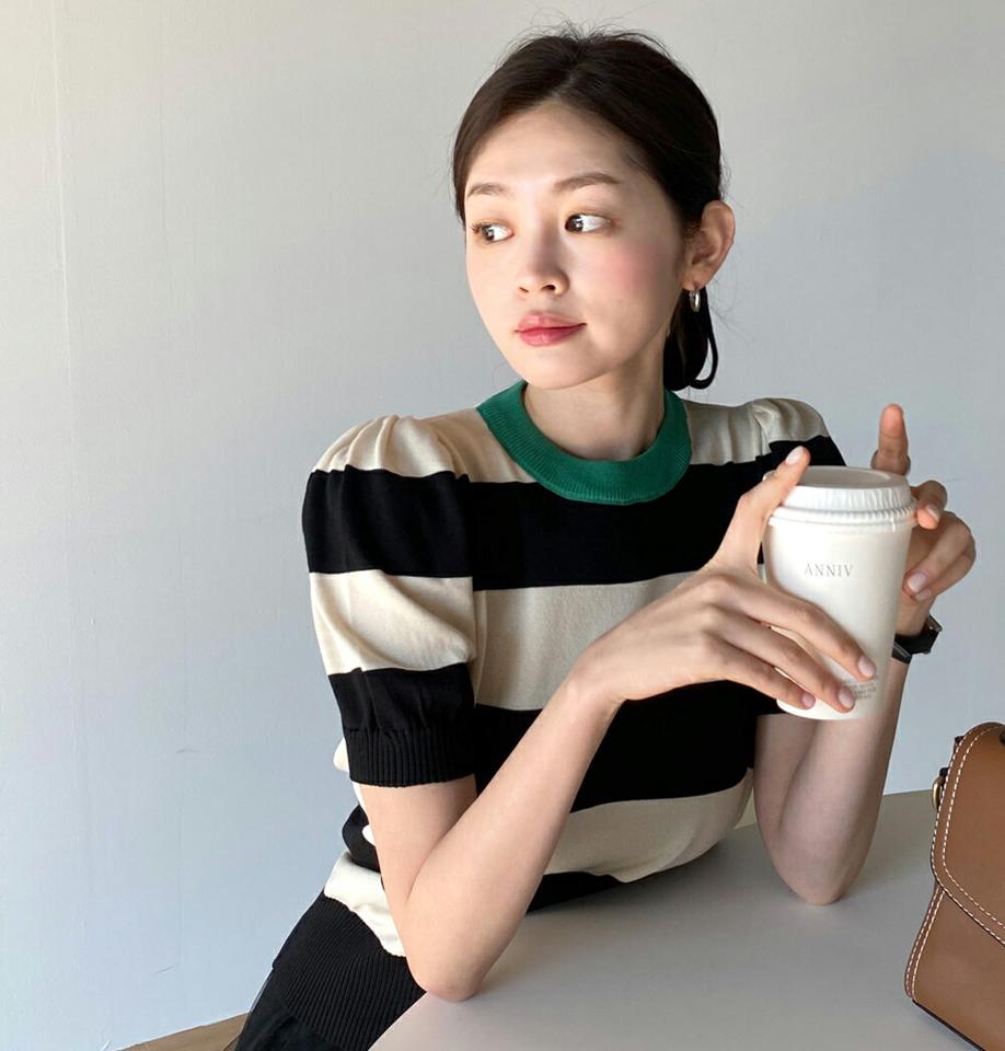 ボーダー配色パフ半袖ニット・b00508 レディース 【tops】 韓国ファッション トップス ニット ラウンドネック 配色カラー 半袖 パフスリーブ ボリューム ボーダー クロップド ショート スリムフィット ガーリー お出かけ 春 夏 カジュアル
