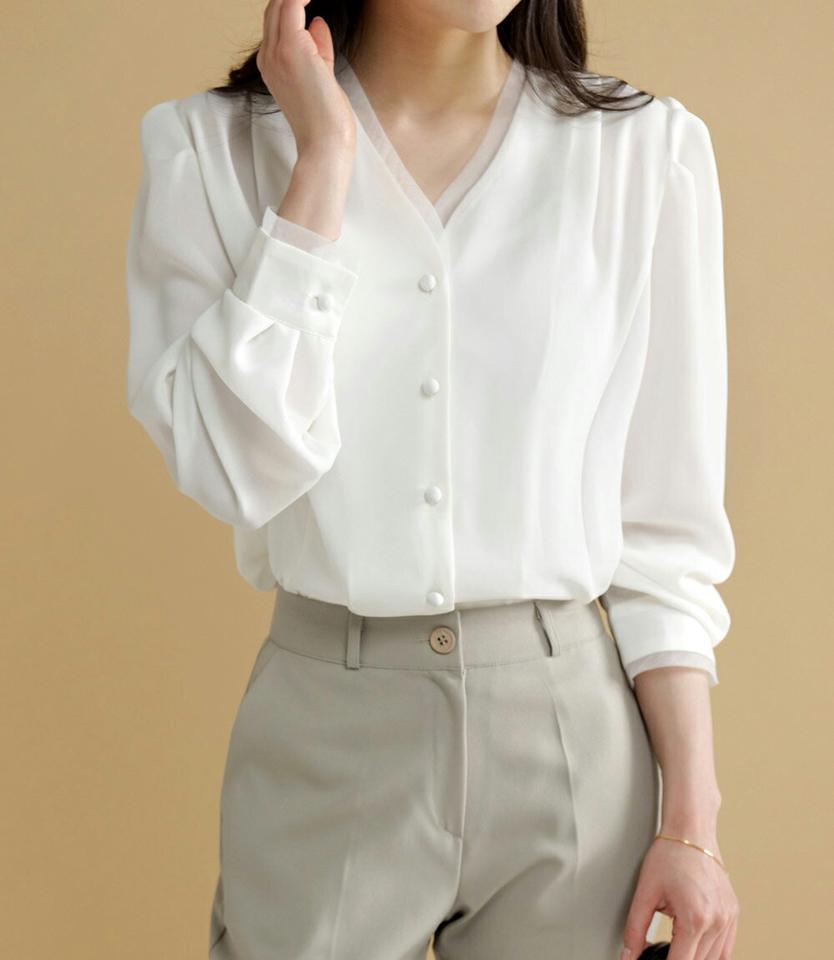 シアーヘムボタンVネックブラウス・t00298 レディース 【bl】 韓国ファッション トップス ブラウス Vネック 長袖 パフスリーブ セミクロップド シアーヘム くるみボタン ナチュラルライン 無地 お出かけ オフィスカジュアル 春 夏 カジュアル