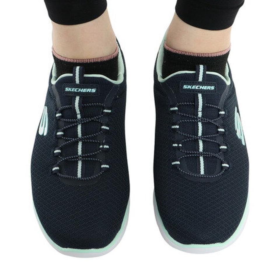 スケッチャーズ（SKECHERS）（レディース）カジュアルシューズ サミッツ ワイド 紺 12980W スニーカー タウン 軽量 クッション 洗濯機洗い可