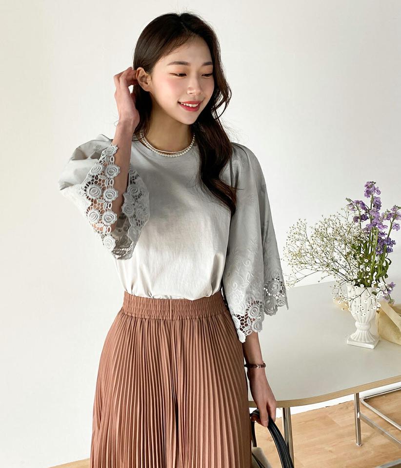 刺繍レーススリーブTシャツ・b00585 レディース 【tops】 韓国ファッション トップス Tシャツ 刺繍 レース スリーブ コットン ラウンド ヘム ギャザー パフ ワイド 花柄 ルーズフィット サイドスリット カジュアル 大人 カジュアル