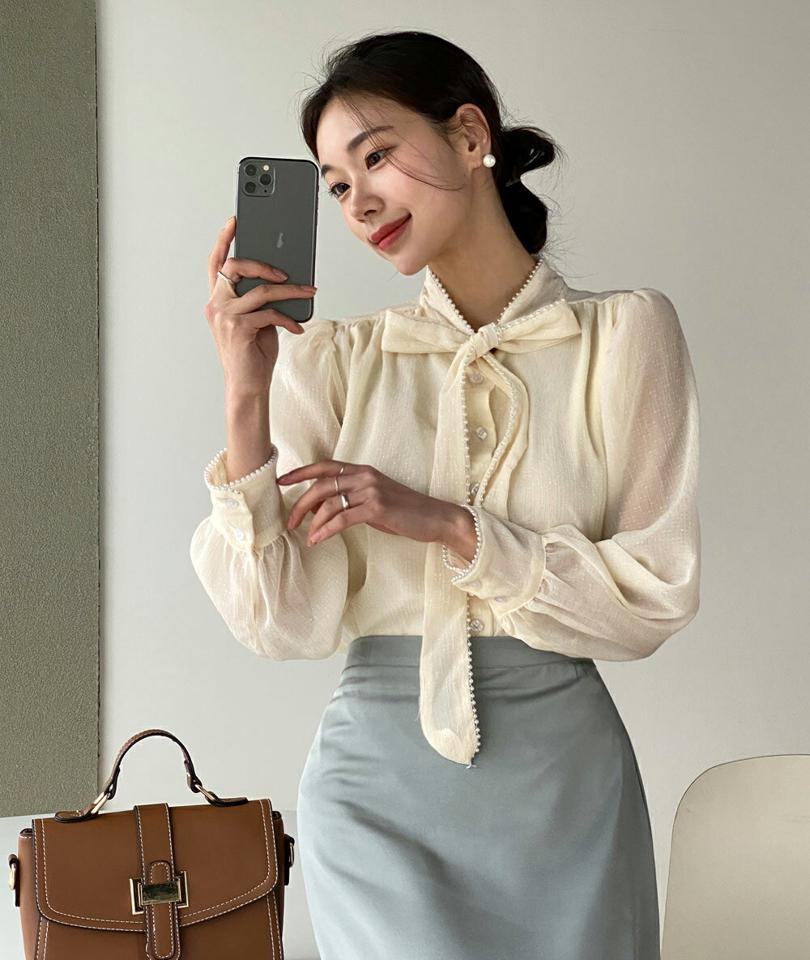 フェイクパールリボンブラウス・b00352 レディース 【bl】 韓国ファッション トップス ブラウス リボンネック 長袖 パフスリーブ フェイクパール ギャザー ボタン ツヤ シアー 透け感 オフィスカジュアル 大人 レトロ 無地 春 夏 カジュアル