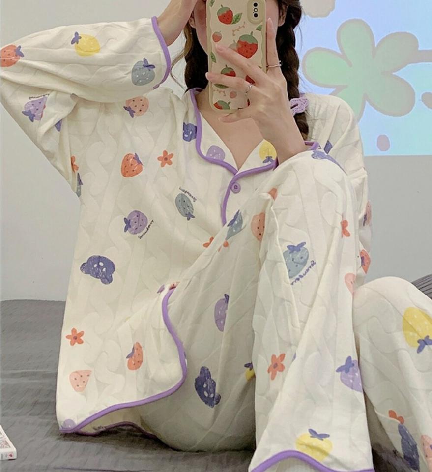 ストロベリーベアパジャマSET・p003965 レディース 【uw】パジャマ セット SET 2点 ルームウェア 部屋着 寝巻 トップス 長袖 柄 模様 配色 ボタン パンツ ロング丈 秋 冬 カジュアル ラフ かわいい 可愛い キュート 韓国ファッション MKT