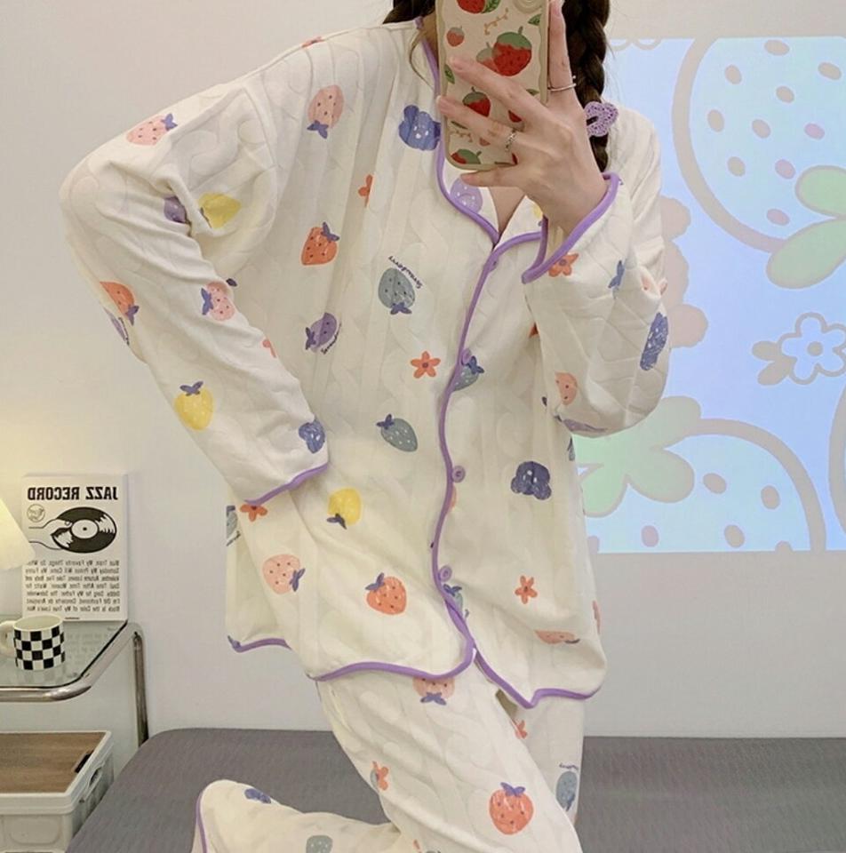 ストロベリーベアパジャマSET・p003965 レディース 【uw】パジャマ セット SET 2点 ルームウェア 部屋着 寝巻 トップス 長袖 柄 模様 配色 ボタン パンツ ロング丈 秋 冬 カジュアル ラフ かわいい 可愛い キュート 韓国ファッション MKT