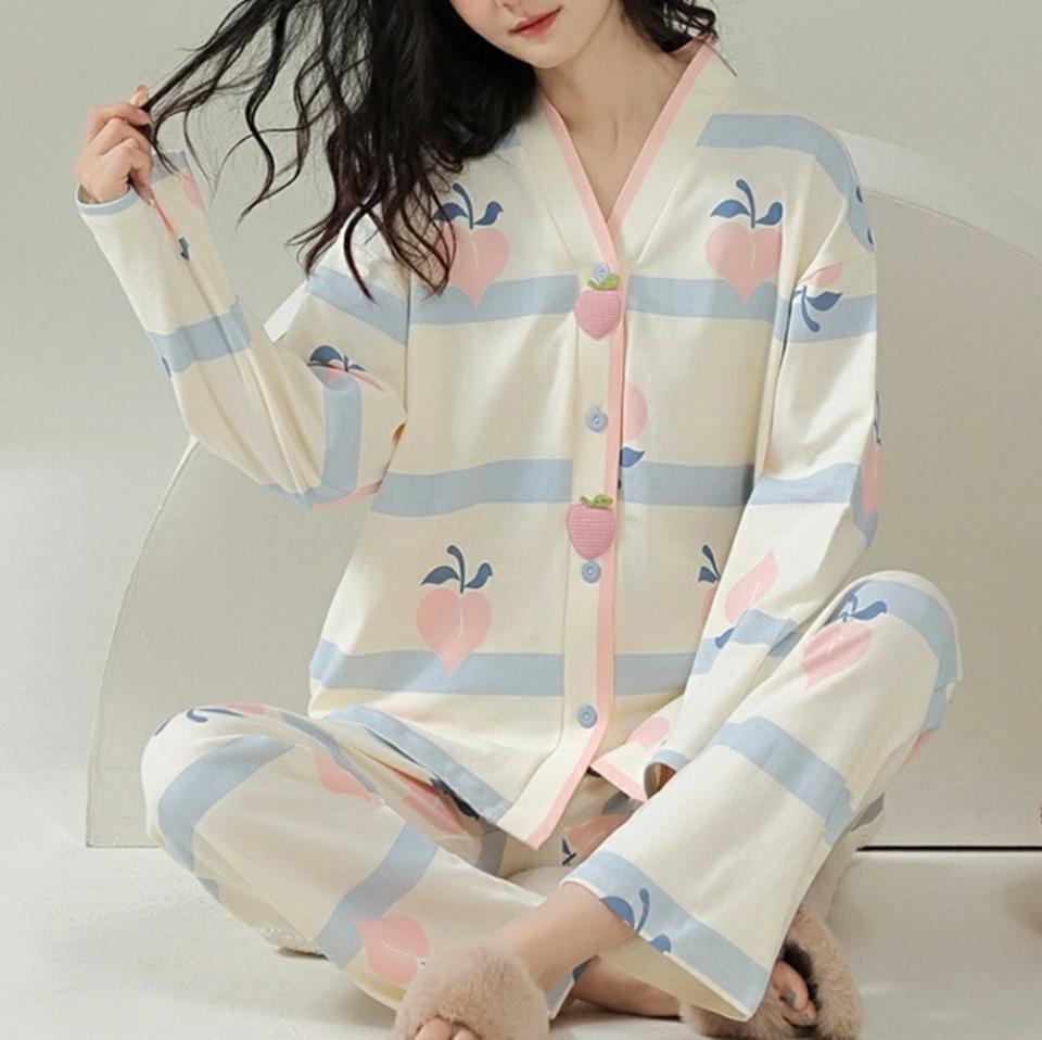 ピーチボーダーパジャマSET・p003964 レディース 【uw】2点 セット パジャマ 部屋着 ルームウェア トップス 長袖 柄 模様 ボーダー パンツ ロング丈 Vネック 秋 冬 カジュアル かわいい 可愛い キュート ラブリー パステル 韓国ファッション MKT