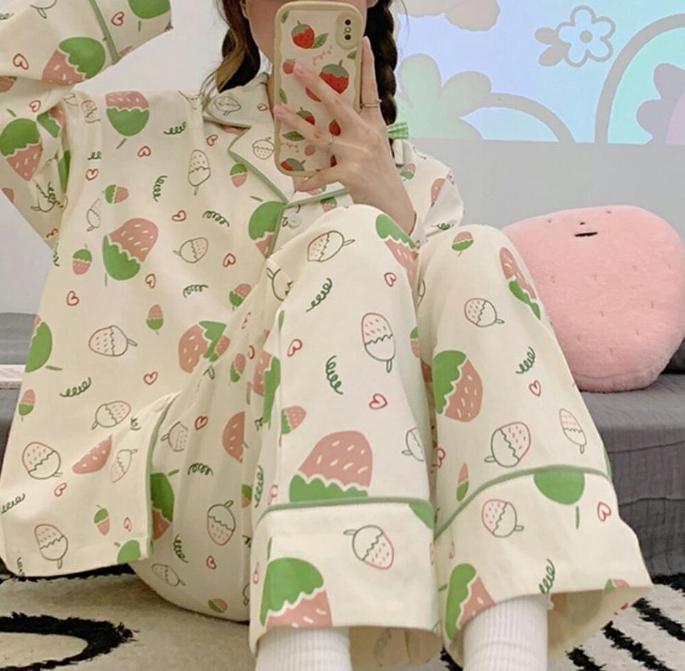 パイピングストロベリーパジャマSET・p004035 レディース 【uw】パジャマ ルームウェア 部屋着 ナイトウェア トップス 長袖 シャツ 柄 模様 パイピング パンツ ロング丈 秋 冬 かわいい 可愛い キュート 韓国ファッション MKT