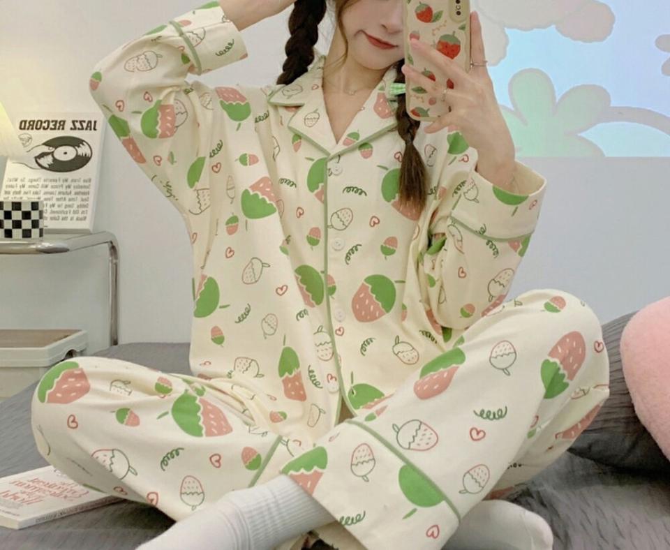 パイピングストロベリーパジャマSET・p004035 レディース 【uw】パジャマ ルームウェア 部屋着 ナイトウェア トップス 長袖 シャツ 柄 模様 パイピング パンツ ロング丈 秋 冬 かわいい 可愛い キュート 韓国ファッション MKT