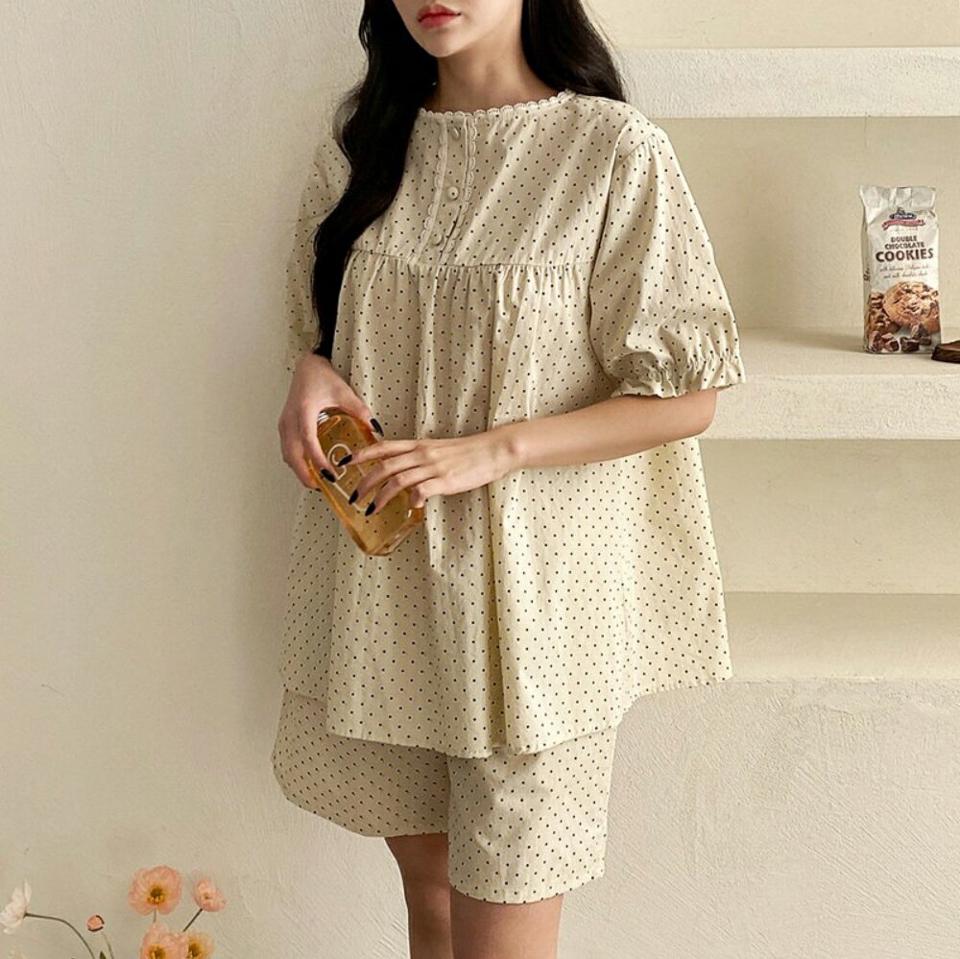 ドットレース半袖パジャマSET・p004018 レディース 【uw】パジャマ セット セットアップ setup トップス 半袖 柄 模様 ドット レース ボタン ぼたん 体系カバー パンツ ショート丈 春 夏 かわいい 可愛い ルームウェア 韓国ファッション MKT