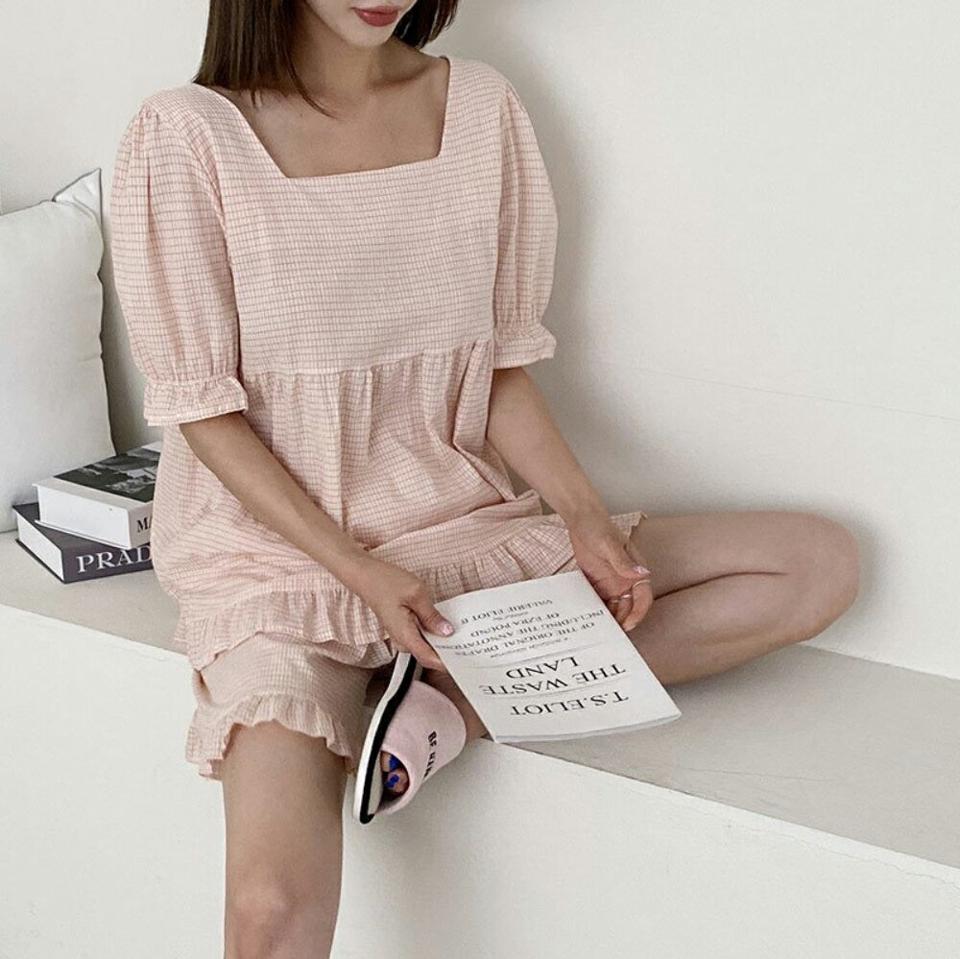 フリルチェックパジャマSET・p004016 レディース 【uw】パジャマ セット セットアップ setup トップス 単色 無地 半袖 フリル チェック スクエアネック 鎖骨 デコルテ パンツ ショート丈 ルームウェア 春 夏 キュート 韓国ファッション MKT