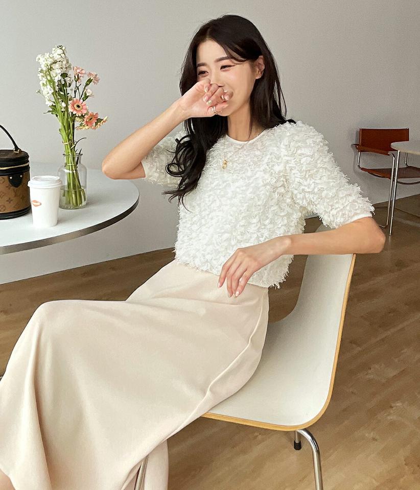 フェザー調クロップドパフブラウス・b00379 レディース 【bl】 韓国ファッション トップス ブラウス ラウンドネック クロップド 半袖 パフスリーブ フェザー調 ボリューム テクスチャー ゆったり 大人 お出かけ デイリー ガーリー 春 夏 カジュアル