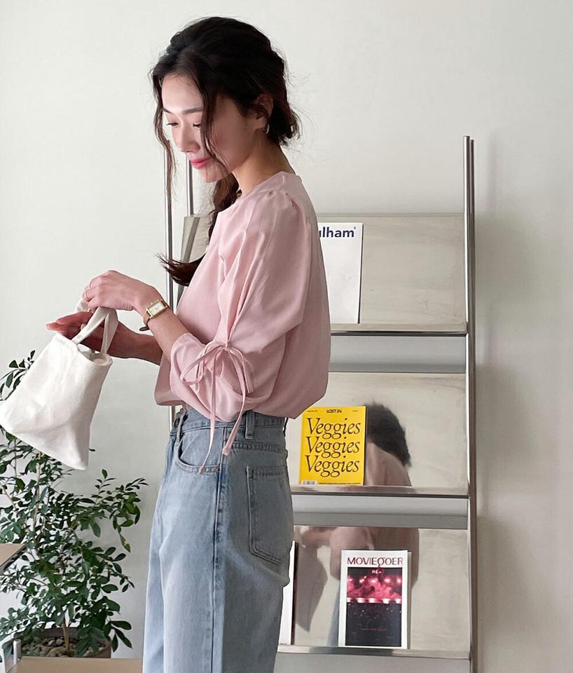 リボンスリーブラウンドブラウス・t72100 レディース 【bl】 韓国ファッション トップス ブラウス リボン スリーブ ラウンドネック 長袖 パフ スリット 無地 着回し デイリー カジュアル ガーリー オフィス 春 カジュアル